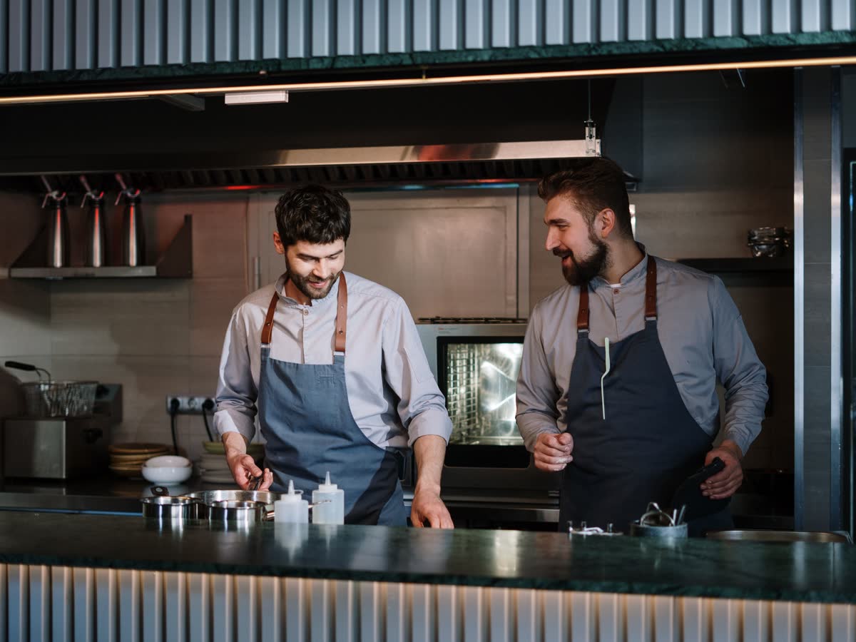 Des cuisiniers au travail