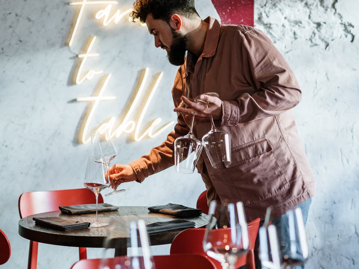 Préparation d’une table au restaurant