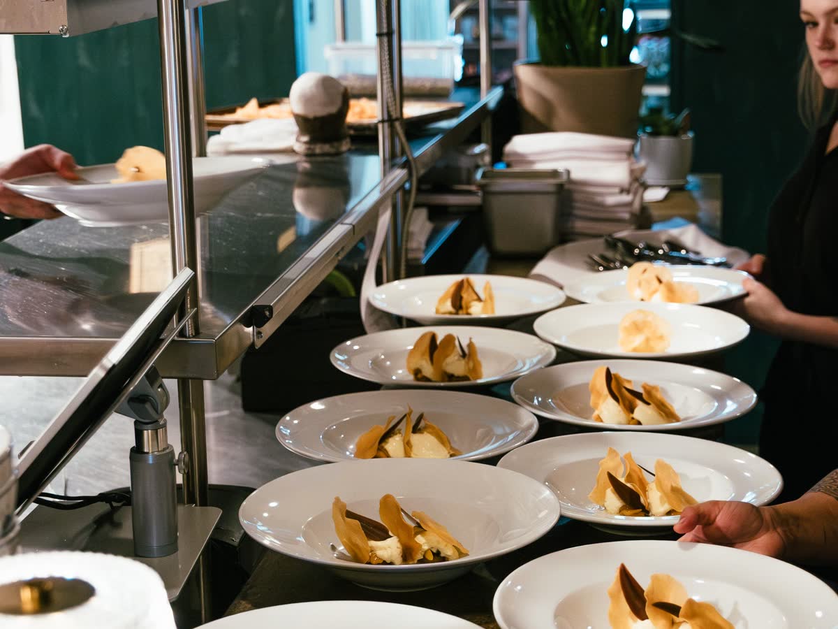 Des desserts prêts à être servis en salle
